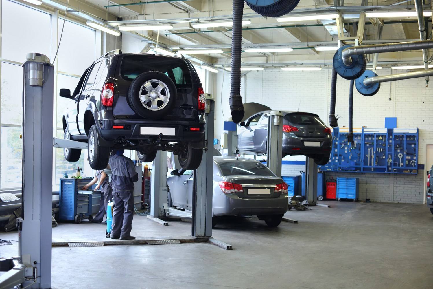Mécanicien intervenant sur un véhicule dans l'atelier AUTOFAB