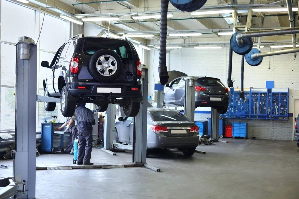 Mécanicien intervenant sur un véhicule dans l'atelier AUTOFAB